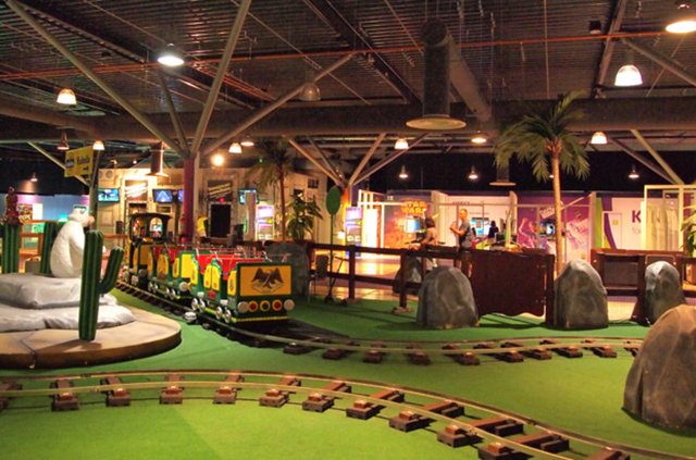 21- İş fikri: Funpark: Türkiye'nin çeşitli illerinde altı noktada yer alan Funpark da bu işe ilgi duyanlara yeni bayilikler veriyor. 5D sinema işletmeciliği yapılabilecek uygun yerler, başta alışveriş merkezleri ve yoğun yaya akış trafiği bulunan caddeler de bayilik verecek olan Funpark, yatırımcıdan franchising bedeli almıyor. Film desteği verdiği girişimcilerine bir yıl garantili teknik servis, montaj ve kurulum da sağlayan Funpark, aylık minimum 15 bin lira kazanç vaat ediyor.