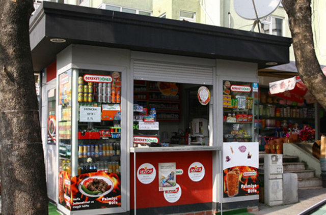 29- İş fikri: Büfeciliğin yeni yüzü: Geçmişte merkezi yerlerde köhne, küçük dükkanlar şeklinde faaliyet gösteren büfeler son yıllarda modern, lüks bir tarza büründü. Özellikle son iki yılın revaçta işlerinden biri olan modern büfecilikte neredeyse her gün yeni markalar çıkmaya başladı. Büyümeye çok açık bir pazar olan modern büfecilikte şu anda var olan markalar pazarın sadece yüzde 25'ini kullanıyorlar. Büyüme gerçekleştikçe pazardaki rekabetin artması, kurumsallaşan ve işini iyi yapan markaların ön plana çıkması bekleniyor.