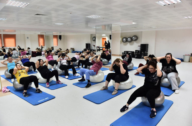 7- İş fikri: Sağlıklı yaşam ve zayıflama Sağlıklı yaşam, son yılların en hızlı büyüyen pazarı. Henüz bakir olan bu pazarın yılda yüzde 500 oranında büyüdüğü belirtiliyor. Türkiye'de 20 milyon kadın bu pazarın hedef kitlesi. Türkiye'de yeni yeni büyümeye başlayan sağlıklı yaşam sektörünün ABD'deki cirosal büyüklüğü 100 milyar dolar civarında. Uzmanlar önümüzdeki beş yıl içinde bu pazarın dünyada 1 trilyon dolarlara ulaşacağını öngörüyorlar.