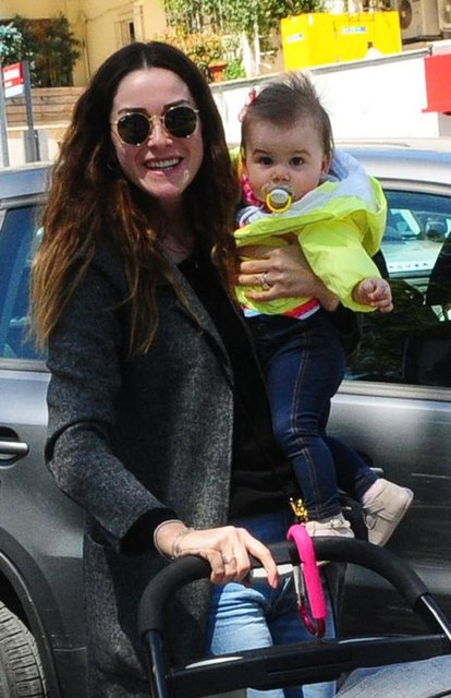 Minik bebeğiyle güneşli havanın tadını çıkaran eski manken, "Evlendikten sonra evimin kadını oldum ve şimdi de kızımla ilgileniyorum. Ama sosyal sorumluluk projeleri kapsamında yapılacak defilelerde podyuma çıkarım" dedi.