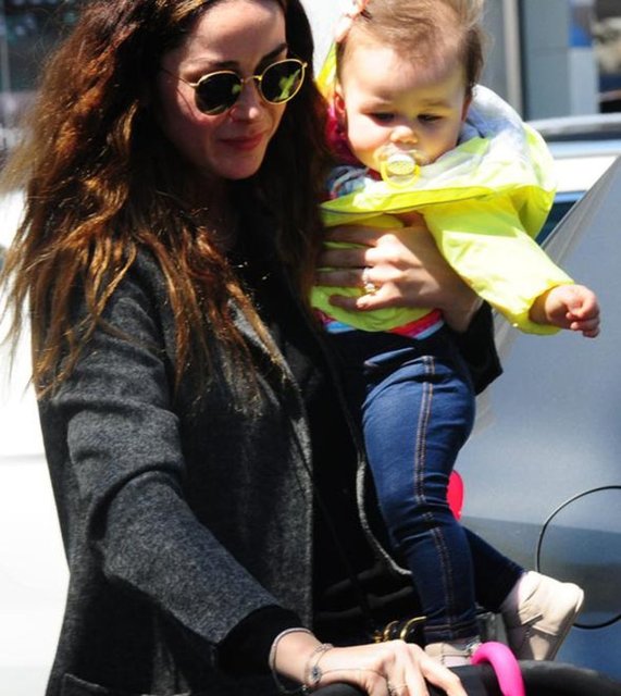 Hürriyet'in haberine göre, 2014'te işadamı Sarp İbrahimoğlu'yla evlenip podyumlara veda eden Nur Gümüşdoğrayan, önceki gün kızı Leyla ile görüntülendi. 