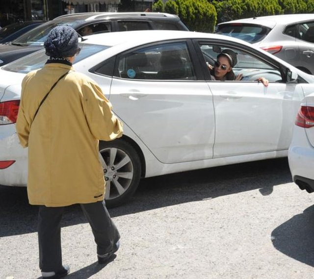 Aracı durduran Soral, önce kadına nereye gideceğini sordu, cevabın ardından da "Yolumuzun üzeri teyzecim, seni de bırakalım" diyerek onu otomobile aldı. - (Kelebek)