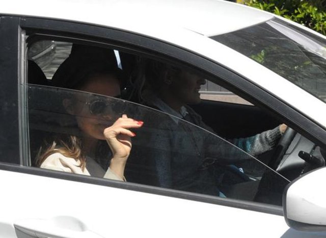 Bir moda atölyesinden çıkıp kendisini bekleyen arkadaşının aracına binen oyuncu, yolda taksi durdurmaya çalışan yaşlı kadını görünce kayıtsız kalmadı.