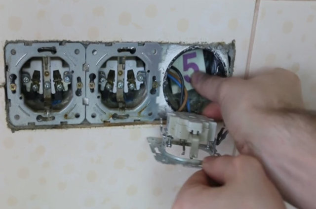 Prizin içinde kalan düzeneği de dikkatlice açın. 