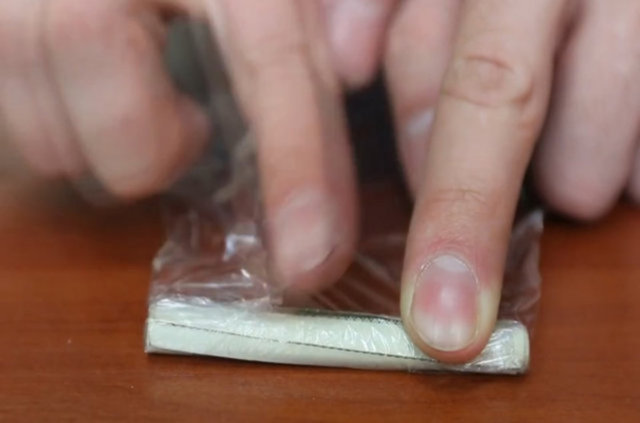 Paraları streç filmle sarın ve ıslanmayacağı şekilde tamamen kaplayın. 