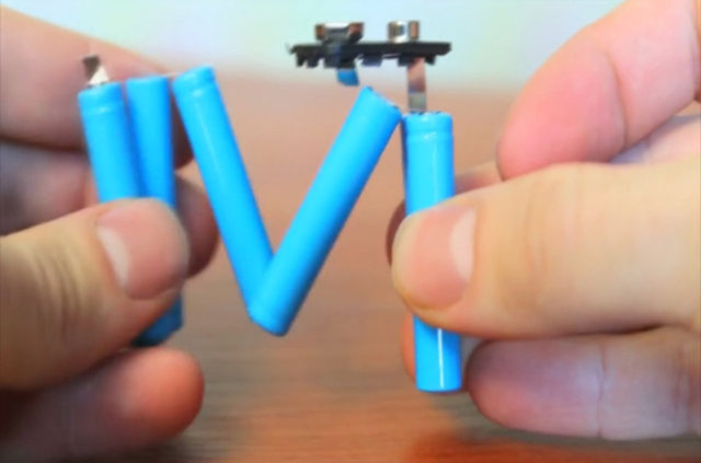 Kesiciyle pilin üst kısmını çıkarın ve içindeki boşluğu görün.