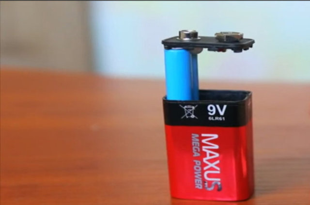 Ardından çıkardığınız pillerden kalan boşluğa değerli eşyanızı ya da rulo haline getirdiğiniz parayı saklayabilirsiniz. 