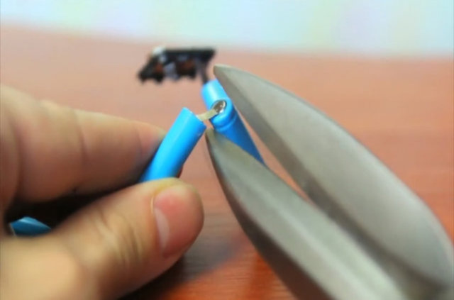 Yan keskiyle pillerin bağlantısını kesin. 