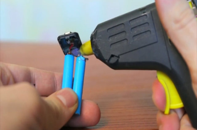 Ardından silikon tabancası yardımıyla pilin ilk bağlantısını kurun. 