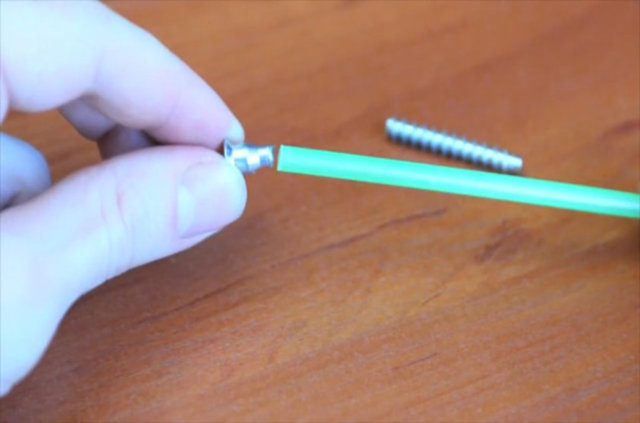 Başını kopardığınız vidayı bir pipete sokun... 