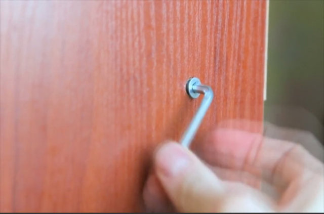 Öncelikle vidayı sökün. 