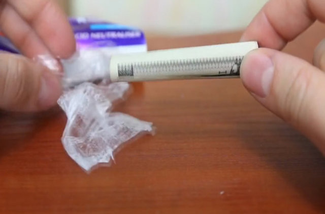 Streç filmi çıkardığınızda paranın hiç zarar görmediğini göreceksiniz.