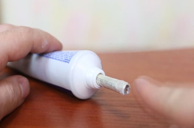 Rulo haline gelen parayı macunun içine sokun. 