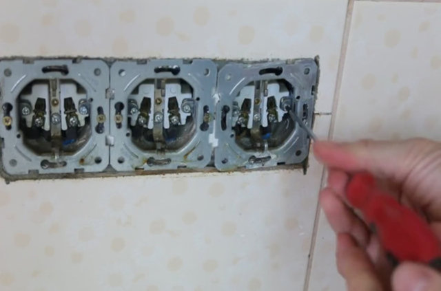 Ardından prizin içinde kalan düzeneği de dikkatlice açın. 