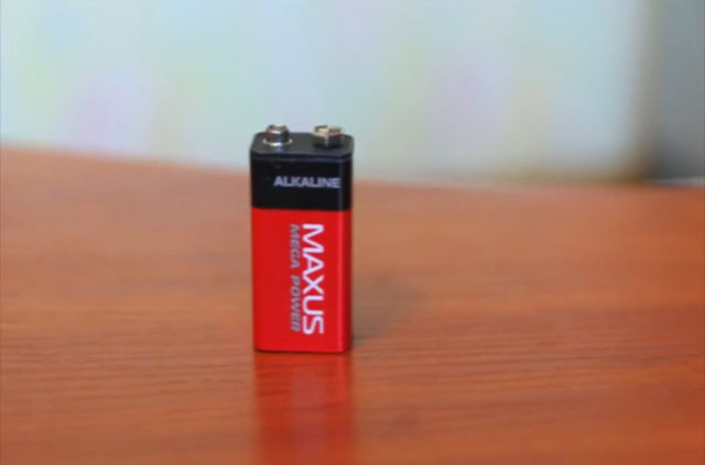 Öncelikle büyük kare bir pil alın. 