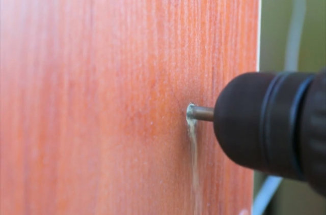 Vida çıktıktan sonraki boşluğu artırmak için matkapla deliği derinleştirin.