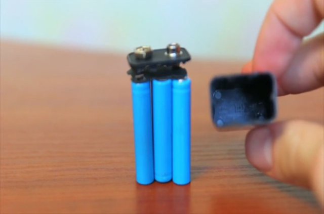 Kesiciyle pilin üst kısmını çıkarın ve içindeki boşluğu görün.