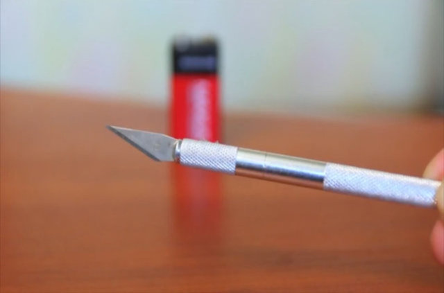 Kare pilin üstünü kesebilmek için bir kesici kullanın.