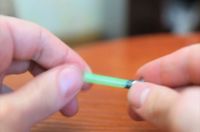 Pipeti deliğe uygun olarak kesin ve vidayı sabitlemek için vidanın olduğu yeri yakın.