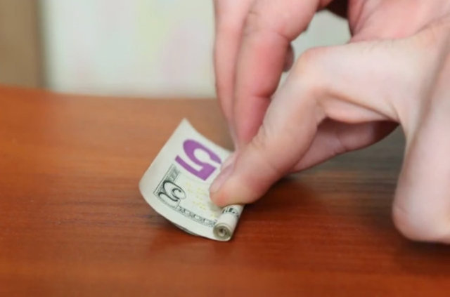 Öncelikle dilediğiniz kadar parayı rulo haline getirin.