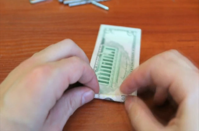 Ardından istediğiniz kadar parayı rulo haline getirin. 