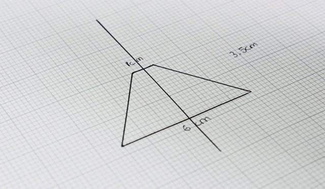 Şekildeki gibi taban 6cm, kenar uzunlukları 3,5cm ve üst kısım 1 cm olacak şekilde çiziyoruz.