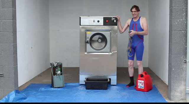 Denemesi oldukça tehlikeli olan ve kesinlikle uygulanmaması gereken bir deneye imza atan çılgın adam sosyal medyada gündem oldu. 