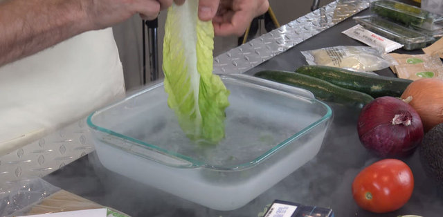 İşte sıvı nitrojen ile temas eden yiyeceklerin son halleri...