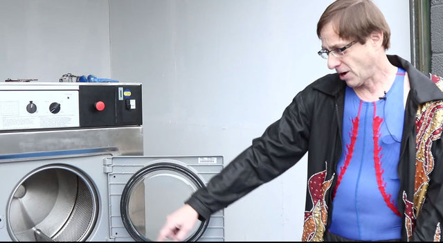 Akılalmaz bir deneyi başarıyla atlatan adamın çamaşır makinesinden çıkış anı görülmeye değer!