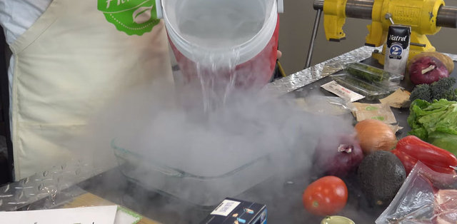 Azot ya da nitrojen adı verilen element, temas edilen cismi anında dondurmasıyla biliniyor. -  