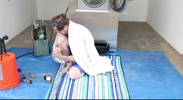 Rick Maisel önce ellerini kelepçe ile bağlattı.