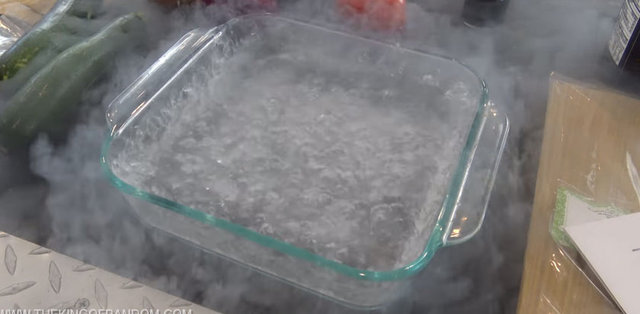 Evde kesinlikle denenmemesi gereken ve oldukça tehlikeli olan bir deneye imza atan adam bu sefer bir kabın içinde sıvı nitrojen doldurdu. 