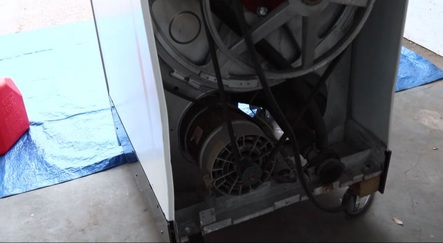 Ardından da çamaşır makinesine yavaşça girdi. Daha sonra görevliler makineyi çalıştırdı ve zorlu süreç başladı. 