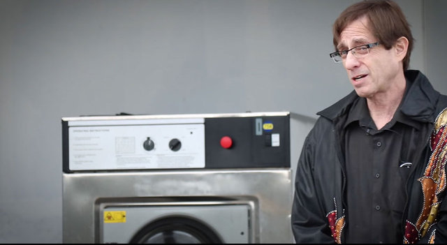 Her yerden kaçabileceğini ve her yere kolaylıkla girebileceğini iddia eden ve Rick Maisel en son çamaşır makinesine girmeyi denedi.  -  