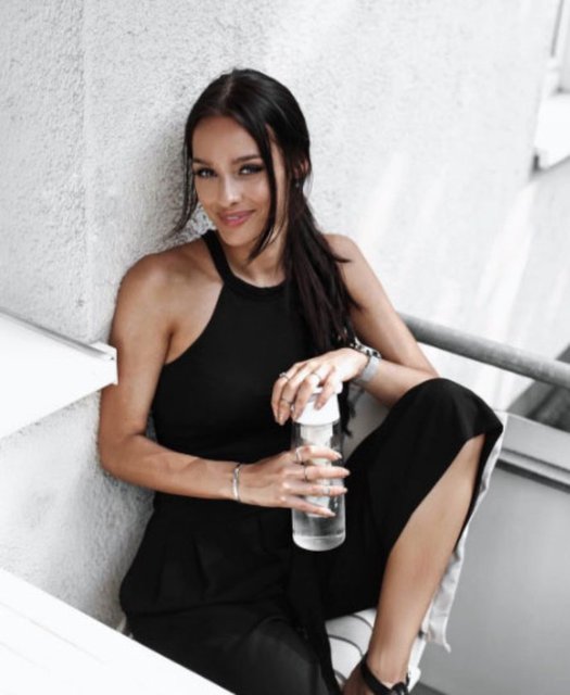 Ardından da 17 yaşında, Heidi Klum'un jüri ve yapımcılığını üstlendiği 'Germany's Next Top Model' programına katılmış.