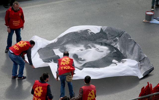 DİSK, KESK, TMMOB, TBB ve 1 Mayıs Bileşenlerinin, 1 Mayıs Emek ve Dayanışma Günü'nü kutlayacağı Bakırköy Halk Pazarı alanına çıkan tüm girişler kapatılırken polis, alana sokulacak bütün pankart ve dövizleri kontrol edip fotoğraflarını çekti.