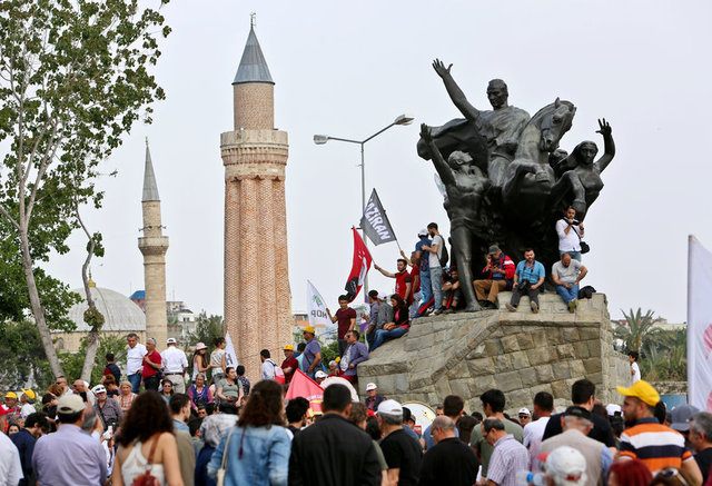 ANTALYA - Antalya'da 1 Mayıs Emek ve Dayanışma Günü kutlamaları renkli görüntüler oluşturdu.