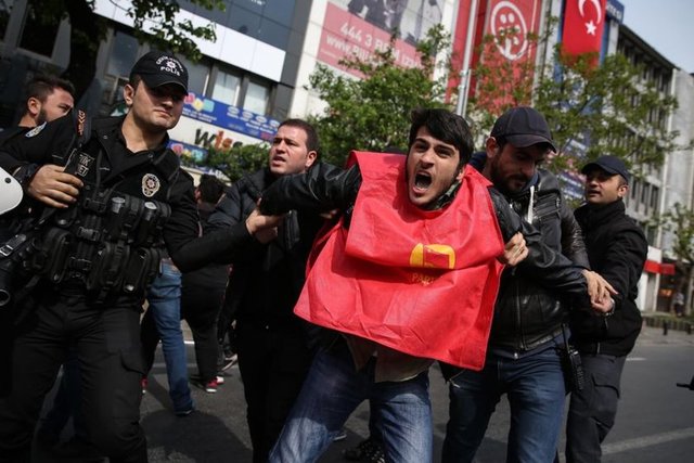 1 Mayıs Emek ve Dayanışma Günü dolayısıyla Beşiktaş'ta toplanarak Taksim Meydanı'na yürümek isteyen gruba polis ekipleri müdahale etti.
