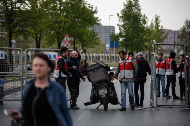 Taksim Meydanı ile kutlamaların yapılacağı Bakırköy Halk Pazarı çevresindeki bazı sokak ve caddeler trafiğe kapatıldı.