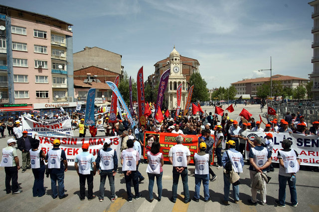 MALATYA - Malatya'da, Emeksiz Alt Kavşağı'nda toplanan siyasi parti, sendika, dernek üyeleriyle çeşitli sivil toplum kuruluşlarının temsilcileri, kutlamanın yapılacağı Paşaköşkü Mahallesi'nde bulunan meydana yürüdü.