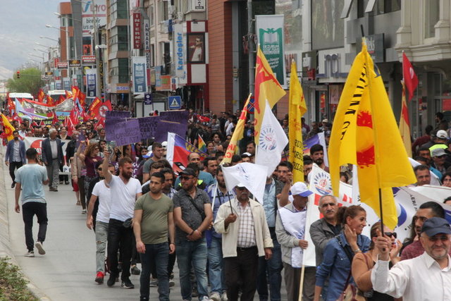 Polis ekiplerince yapılan aramaların ardından alana alınan grup sloganlar attı. Grup, etkinliğin ardından olaysız dağıldı.