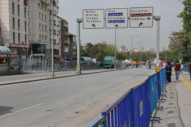 Başkent Ankara'da 1 Mayıs Emek ve Dayanışma Günü'nde yürüyüş yapılacak bölgeler sabah saat 8'den itibaren bariyerlerle kapatıldı.