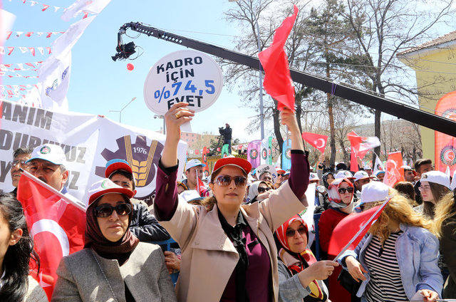 Hak-İş Konfederasyonu öncülüğünde düzenlenen etkinlikler nedeniyle sabah saatlerinde çevre illerden otobüslerle Erzurum'a gelen çeşitli sendika ve sivil toplum kuruluşu üyeleri ile vatandaşlar, ellerindeki Türk bayrakları ve dövizlerle İstasyon Meydanı'nda bir araya geldi.