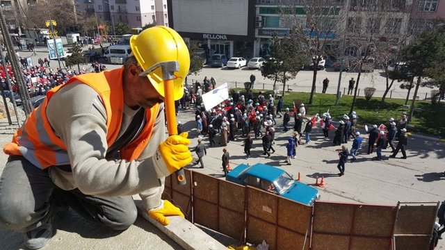 Erzurum'da inşaat işçileri görevlerinin başında baretlerini sallayarak göstericileri selamladı.