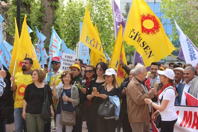 KESK öncülüğünde Kavaklık Parkında bir araya gelen çeşitli siyasi parti, sendika, dernek ve sivil toplum kuruluşları üyeleri, işçiler lehine slogan attı.