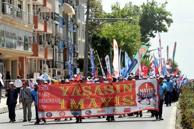 1 Mayıs Emek ve Dayanışma Günü etkinlikleri kapsamında, bine yakın emek ve meslek örgütü üyesi, siyasi parti ve sivil toplum kuruluşları temsilcileri, Edirne Şükrüpaşa İlk Öğretim Okulu önünde toplanarak, davul ve zurna eşliğinde oluşturulan kortejle trafiğe kapalı olan Saraçlar Caddesi'nde hazırlanan platforma yürüdü.