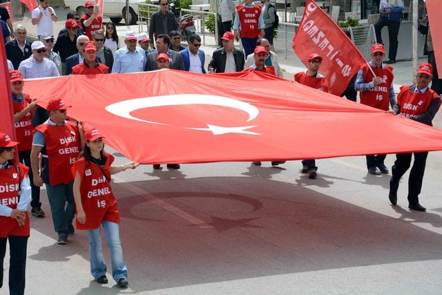 MUĞLA - Muğla'da 1 Mayıs Emek ve Dayanışma Günü, bazı siyasi parti, sendika ve sivil toplum kuruluşları üyelerinin katılımıyla kutlandı.Kutlamalar, gruptakilerin Emirbeyazıt Mahallesi'nde toplanmasıyla başladı. Daha sonra slogan atarak yürüyüşe geçen gruptakiler, şehir merkezinden geçerek Atatürk Bulvarı'ndan Büyükşehir Belediyesi Sosyo-Kültürel alana ulaştı.