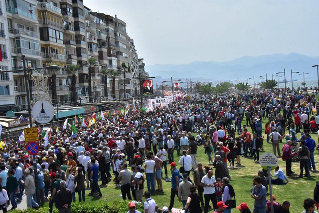 İZMİR - İzmir'de, 1 Mayıs Emek ve Dayanışma Günü kutlamaları, coşkulu başladı. Kutlamaya katılanlar gruplar, renkli görüntüler oluşturdu. İşçiler, slogan attı, başta işçi marşları olmak üzere çeşitli marşları seslendirildi.