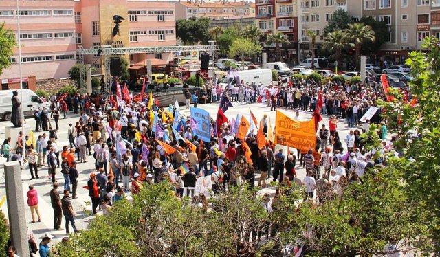 ÇANAKKALE - Çanakkale'de yürüyüşle başlayan 1 Mayıs Emek ve Dayanışma günü kutlamaları, Cumhuriyet Meydanı'nda şarkı ve türkilerle sona erdi.