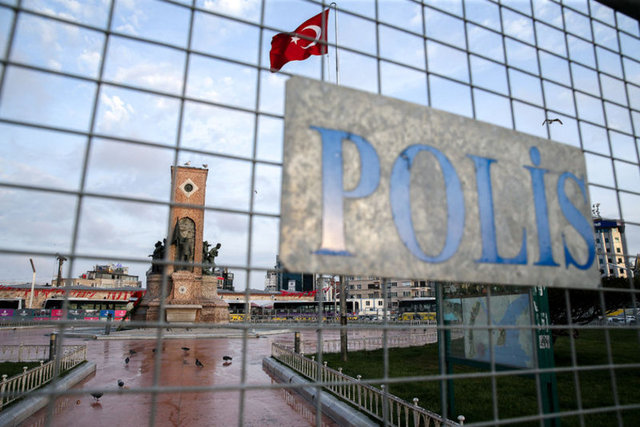 Tüm yurtta olduğu gibi İstanbul'da da çeşitli etkinliklerle kutlanacak olan 1 Mayıs Emek ve Dayanışma Günü'nde toplantı ve gösteri yürüyüşlerine izin verilmeyen Taksim Meydanı ve çevresinde sabah saatlerinde yoğun güvenlik önlemleri alındı.